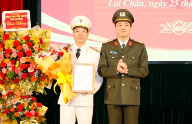 Thừa ủy quyền của Bộ trưởng Công an, Đại tá Nguyễn Viết Giang - Giám đốc Công an tỉnh Lai Châu, đã trao quyết định và tặng hoa chúc mừng đại tá Lê Anh Hưng đến nhận công tác, giữ chức vụ Phó Giám đốc Công an tỉnh Lai Châu kể từ ngày 26/3. Đại tá Lê Anh Hưng hiện là Trưởng phòng Điều tra các tội phạm khác, Cục An ninh điều tra (Bộ Công an).