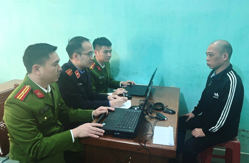 Bat tam giam doi tuong chui boi, dam vao mat cong an phuong