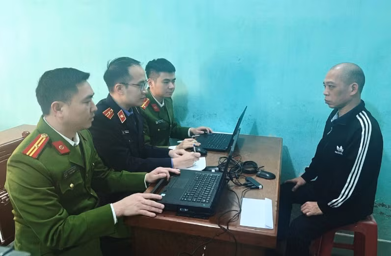 Bat tam giam doi tuong chui boi, dam vao mat cong an phuong