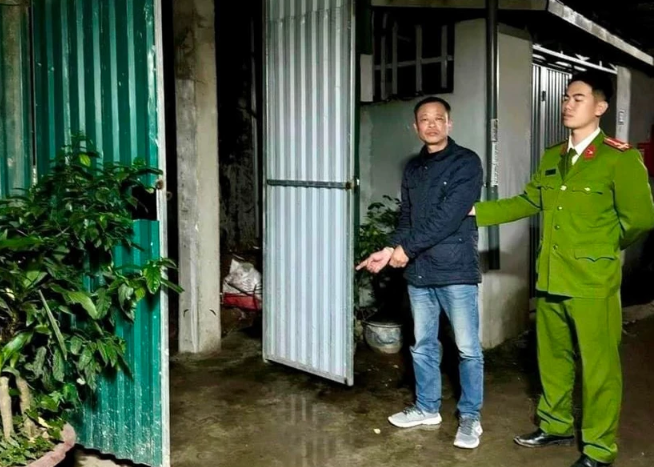 Ha Noi: Di uong ruou ve, nguoi dan ong dam hang xom trong thuong