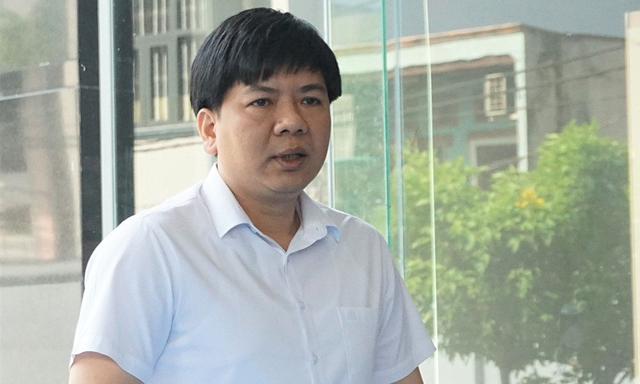 Bên cạnh đó, hệ thống các trung tâm Anh ngữ Apax Leader của ông Thủy cũng gặp lùm xùm khi bị nhiều phụ huynh tố yêu cầu học sinh đóng tiền học trước nhưng sau đó đột ngột đóng cửa hoặc chuyển sang giảng dạy online.