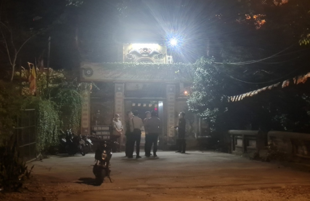  2 nữ sinh bị đâm tử vong: Huỳnh Ngọc Thiện (SN 2004, ở Gia Lai), đang học trường công nghệ IT ở Huế, quen N.N.A. ở TP Từ Sơn, Bắc Ninh qua mạng xã hội. Ngày 4/12/2023, Thiện đến TP Từ Sơn và hẹn gặp N.N.A. tại chùa Đông Lai (phường Trang Hạ, TP Từ Sơn). Sau đó, N.N.A. cùng 5 người bạn đến gặp Thiện. Tại đây, Thiện đã dùng dao đâm N.N.A, N.N.C.A. và Đ.M.K. rồi dùng dao tự sát. Hậu quả, N.N.A. và N.N.C.A. đã tử vong tại Trung tâm y tế TP Từ Sơn, Đ.M.K. phải cấp cứu tại Bệnh viện Việt Đức. Còn Thiện điều trị tại Bệnh viện đa khoa tỉnh Bắc Ninh. 