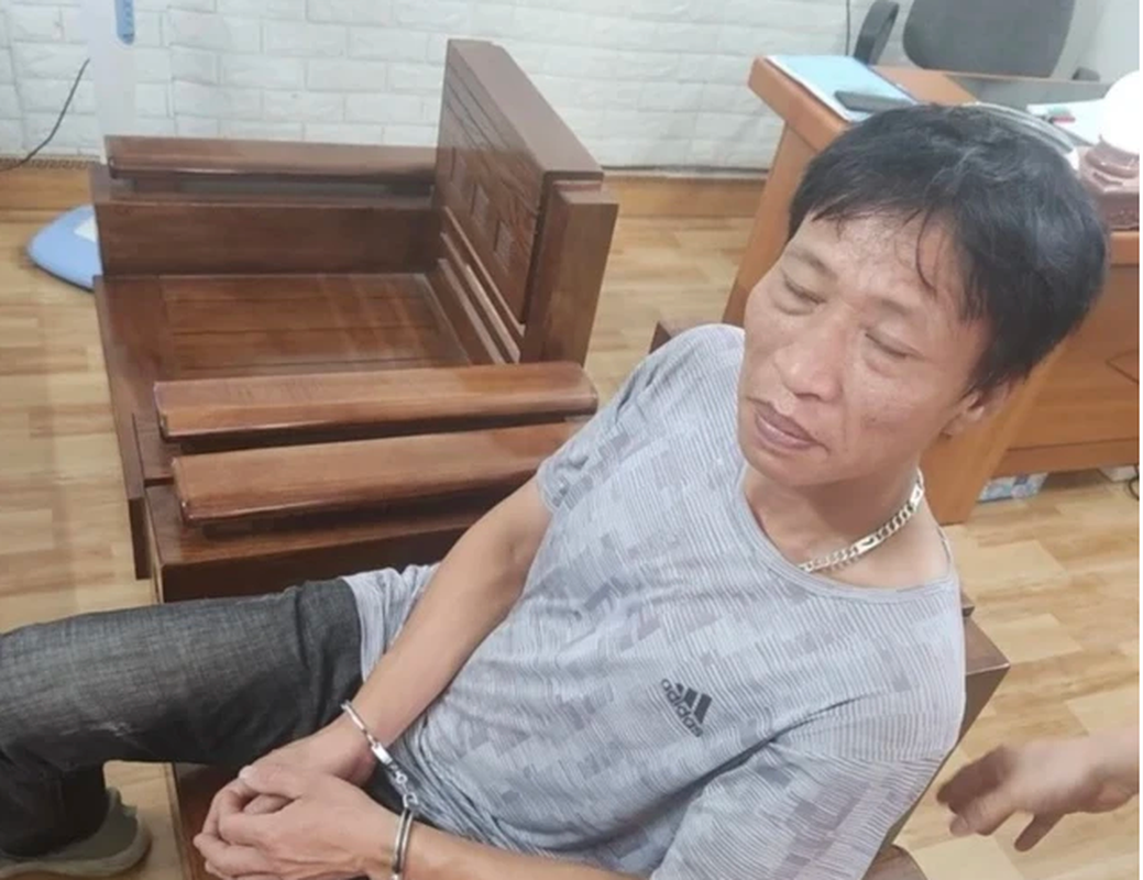  Sát hại người tình vì cho rằng bị bỏ bùa ngải: Thường xuyên bị đau tim, đau đầu mất ngủ... Lê Văn Thảo (48 tuổi, Hưng Yên) nghĩ rằng bị người tình bỏ bùa ngải nên tối 20/4/2023, Thảo hẹn gặp chị N.T.H (33 tuổi, quê Yên Bái) tại cổng Công ty TNHH Seojin, Khu công nghiệp Đại Đồng - Hoàng Sơn, tỉnh Bắc Ninh để nói chuyện. Hai bên xảy ra cãi vã, Thảo một mực quy kết chị H. đã bỏ bùa ngải khiến mình lâm bệnh. Lúc này, Thảo lấy dao để trong cốp xe đâm nhiều nhát khiến chị H. tử vong tại chỗ. 