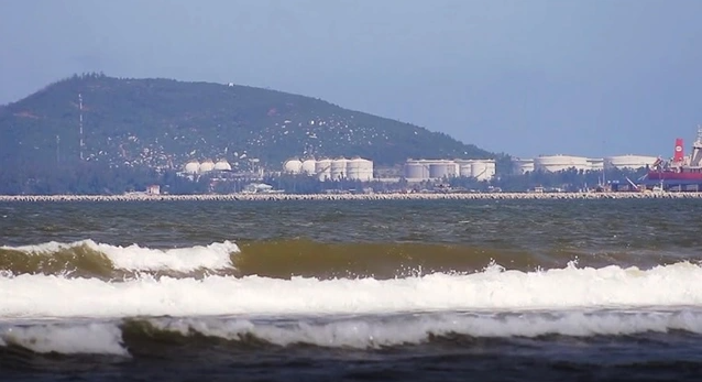  Nước biển bỗng nhiên sẫm màu, sủi bọt kỳ lạ: Vào gần cuối tháng 10/2021, dọc bờ biển Khe Hai (thôn Trung An, xã Bình Thạnh, huyện Bình Sơn, Quảng Ngãi), nước biển đổi màu sẫm rất bất thường, trên bờ cát có nhiều bọt nước màu đen và vàng sậm như váng mỡ. Người dân lo lắng đây có thể do tình trạng ô nhiễm bởi các nhà máy trong vịnh Dung Quất. 