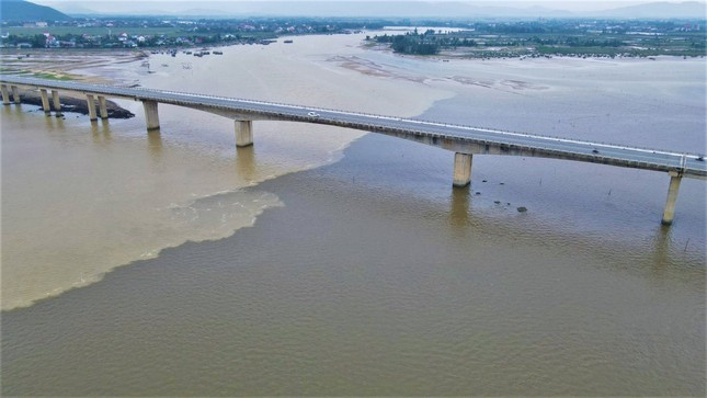  Nước biển chia thành 2 màu lạ mắt: Chiều 18/10/2023, khu vực cầu Cửa Nhượng (nối 2 xã Cẩm Lĩnh và Cẩm Nhượng, huyện Cẩm Xuyên, Hà Tĩnh) xuất hiện hiện tượng nước biển chia đôi thành 2 màu. Một nửa có màu vàng đục, nửa kia màu xám. Người dân địa phương cho biết, hiện tượng xảy ra sau đợt mưa lớn nhiều ngày qua. Bằng mắt thường có thể thấy sự khác biệt giữa 2 màu nước. (Ảnh Tiền Phong)