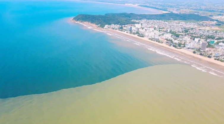 Trước đó, khoảng 11h ngày 22/6/2023, hiện tượng này cũng từng xảy ra tại biển Sầm Sơn. Theo người dân địa phương, đây là hiện tượng không hiếm, đặc biệt sau mỗi trận mưa lớn, nước và phù sa từ thượng nguồn sông Mã đổ về, chảy thẳng ra biển. (Ảnh Nguyễn Lân) 