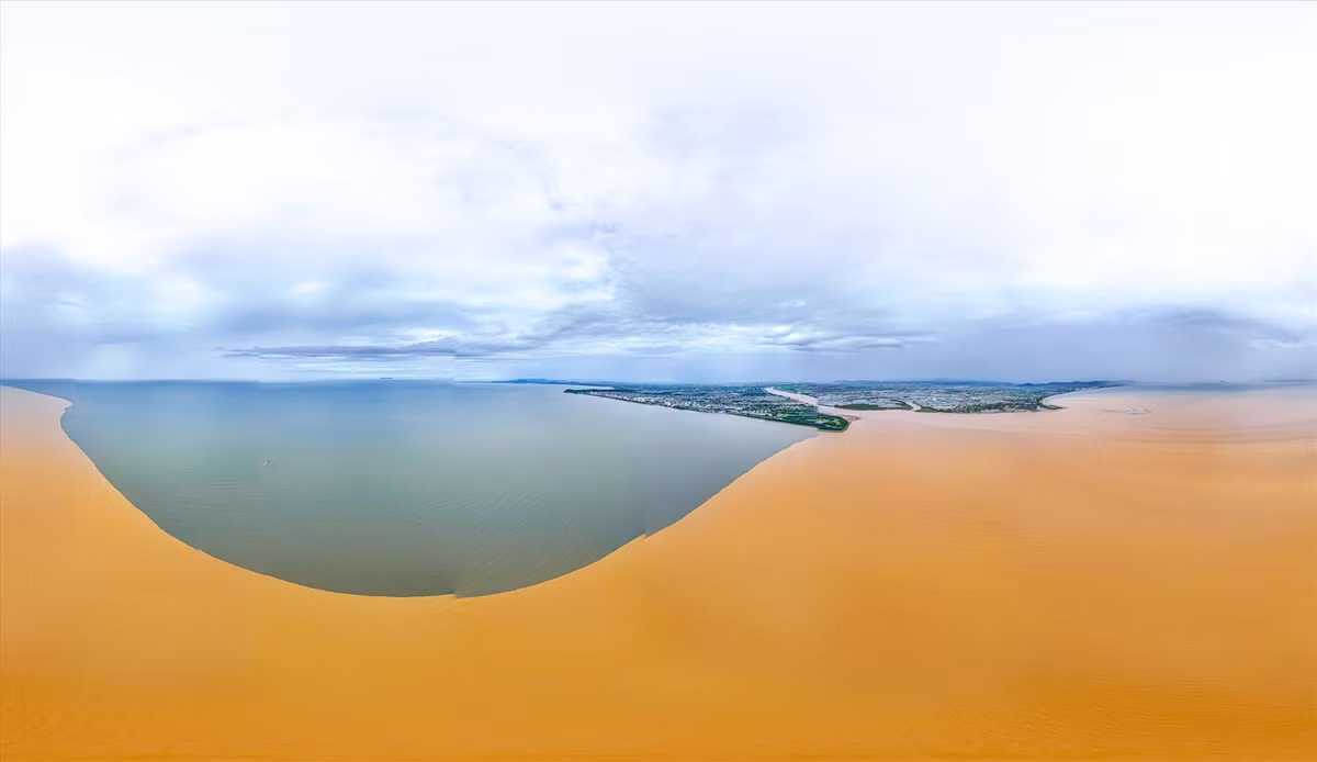  Mặt biển Sầm Sơn chia đôi hai màu nước: Ngày 8/8/2023, nước biển ở Sầm Sơn, Thanh Hóa có hiện tượng chia làm 2 màu rõ rệt xanh và đục. Theo nhiều người dân ở TP Sầm Sơn, hiện tượng trên xuất hiện vào sáng cùng ngày tại khu vực cửa sông Mã (nơi tiếp giáp với biển) và gần khu du lịch nghỉ dưỡng sinh thái FLC Sầm Sơn. (Ảnh Lao Động)