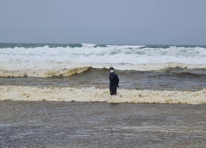  Nước biển đổi màu bất thường, nhiều người lo lắng: Tháng 10/2022, nước biển ở khu vực xóm Châu Tân, thôn Châu Me, xã Bình Châu, huyện Bình Sơn, tỉnh Quảng Ngãi đổi màu sẫm đen, khiến nhiều người dân lo lắng. Theo đó, một đoạn khoảng 700 m dọc bờ biển qua xóm Châu Tân, nước biển đổi màu nâu đen, đục ngầu bất thường, trên mặt nước xuất hiện bọt dày đặc và bốc mùi khác lạ. Đáng chú ý, nước biển đổi màu chỉ xuất hiện khi sóng đánh cách bờ 100-200m, còn khu vực cách bờ từ 300 m thì vẫn trong xanh. (Ảnh Người lao động)