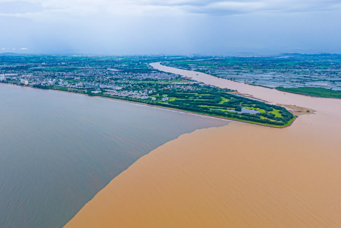 Theo nhiều người dân, nguyên nhân xảy ra hiện tượng trên là do mưa lớn những ngày qua, nước đục từ thượng nguồn sông Mã đổ về, khi chảy ra đến biển thì tạo nên 2 màu rõ rệt. (Ảnh Dân Trí) 