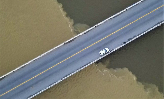 Khu vực nước chuyển thành 2 màu dưới chân cầu Cửa Nhượng tạo nên khung cảnh lạ mắt, kéo dài ra hàng km. Theo lãnh đạo UBND xã Cẩm Lĩnh cho biết, có thể những ngày mưa lớn, nước thượng nguồn cuốn phù sa, nước sông đổ ra gặp vùng nước sâu nên chia thành 2 màu nước. (Ảnh Tiền Phong)