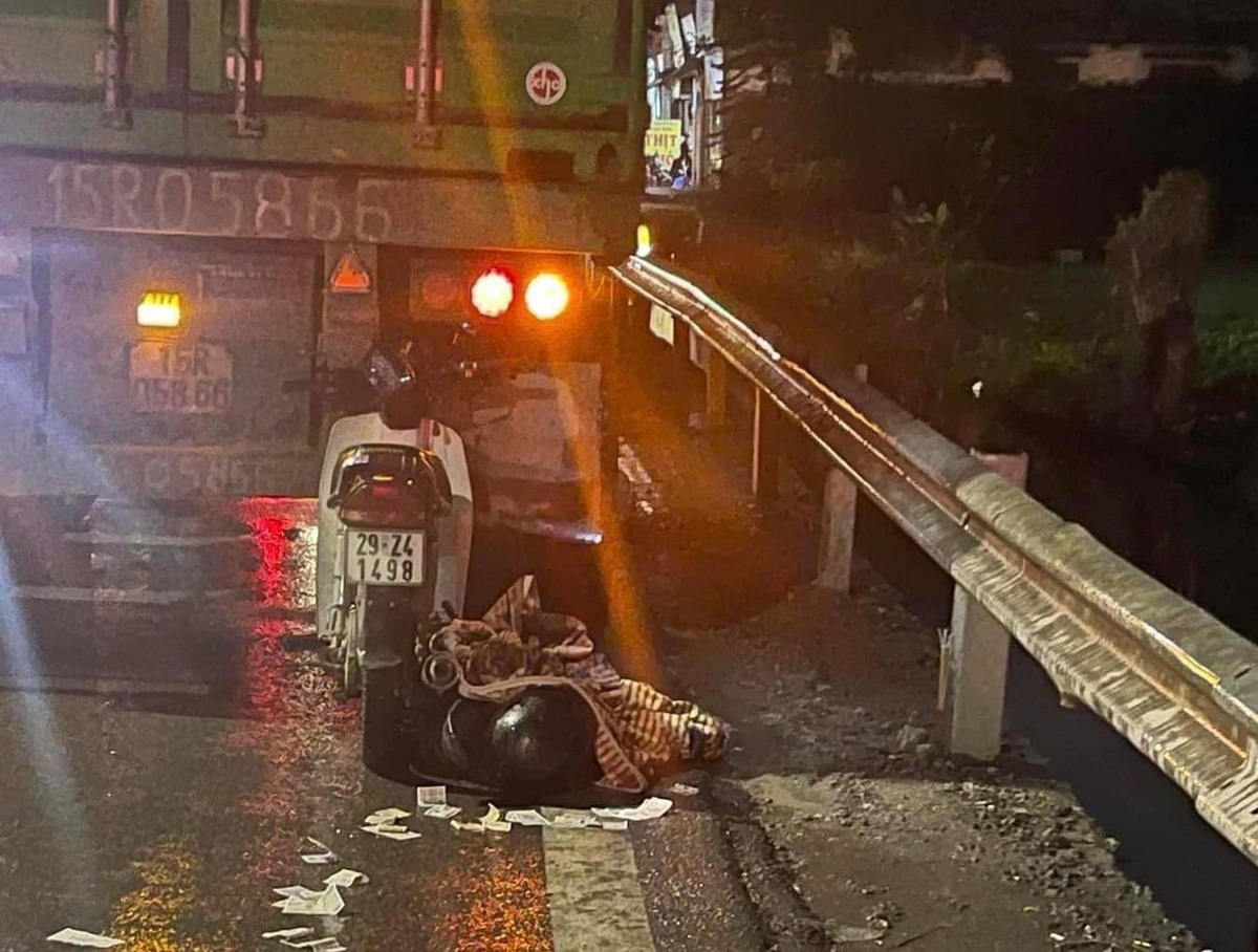 Hà Nội: Xe máy tông thẳng vào đuôi container, một người tử vong Ha Noi: Xe may tong thang vao duoi container, mot nguoi tu vong