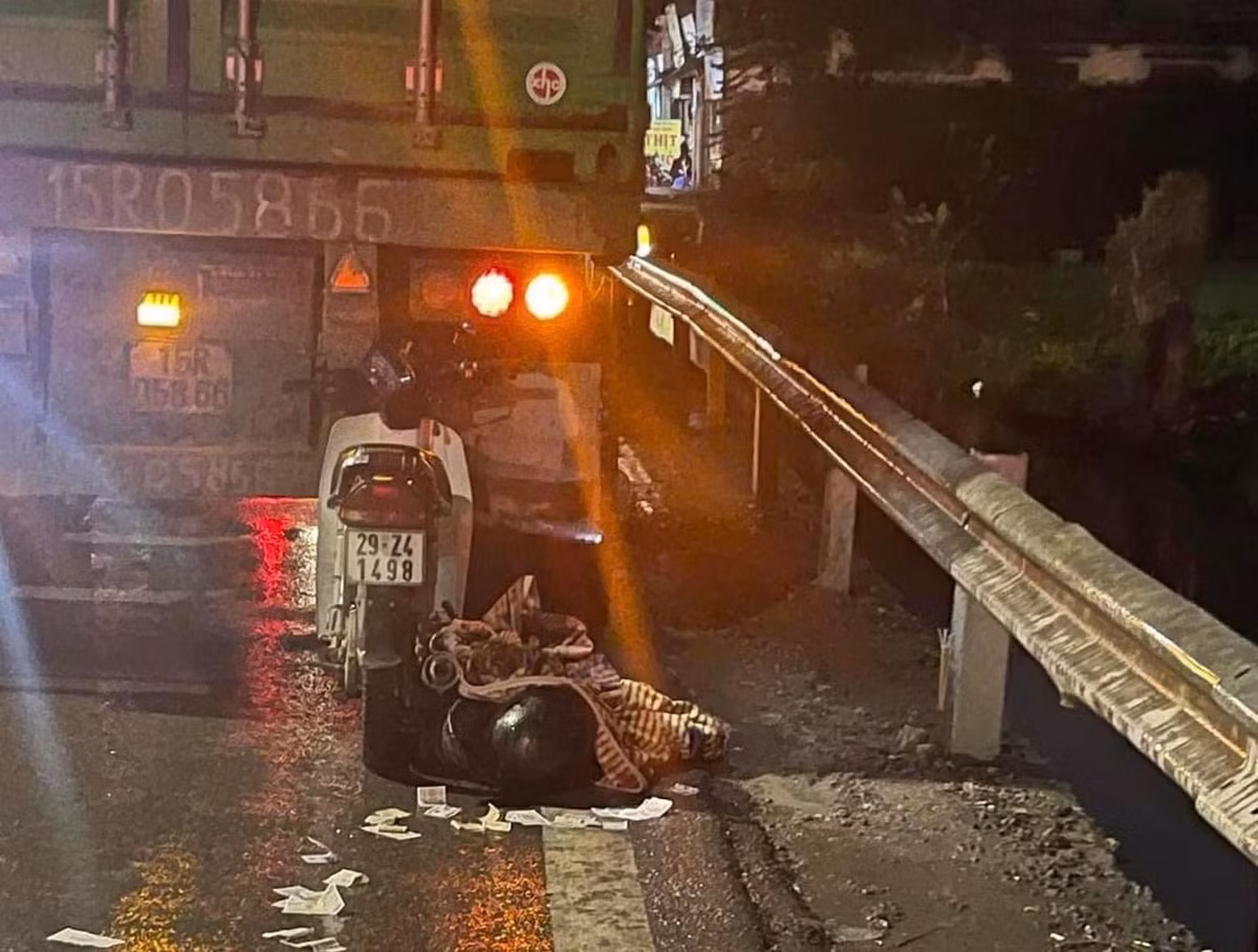 Ha Noi: Xe may tong thang vao duoi container, mot nguoi tu vong