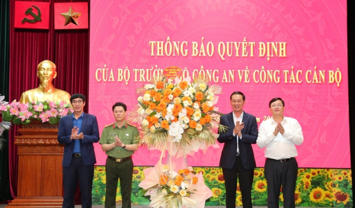 Đồng thời, đại tá Nguyễn Hữu Mạnh khẳng định thời gian công tác tại tỉnh Thanh Hóa đã tích lũy nhiều kinh nghiệm và đó là cơ hội để về đơn vị công tác mới sẽ tiếp tục không ngừng phấn đấu hoàn thành xuất sắc mọi nhiệm vụ được giao. 