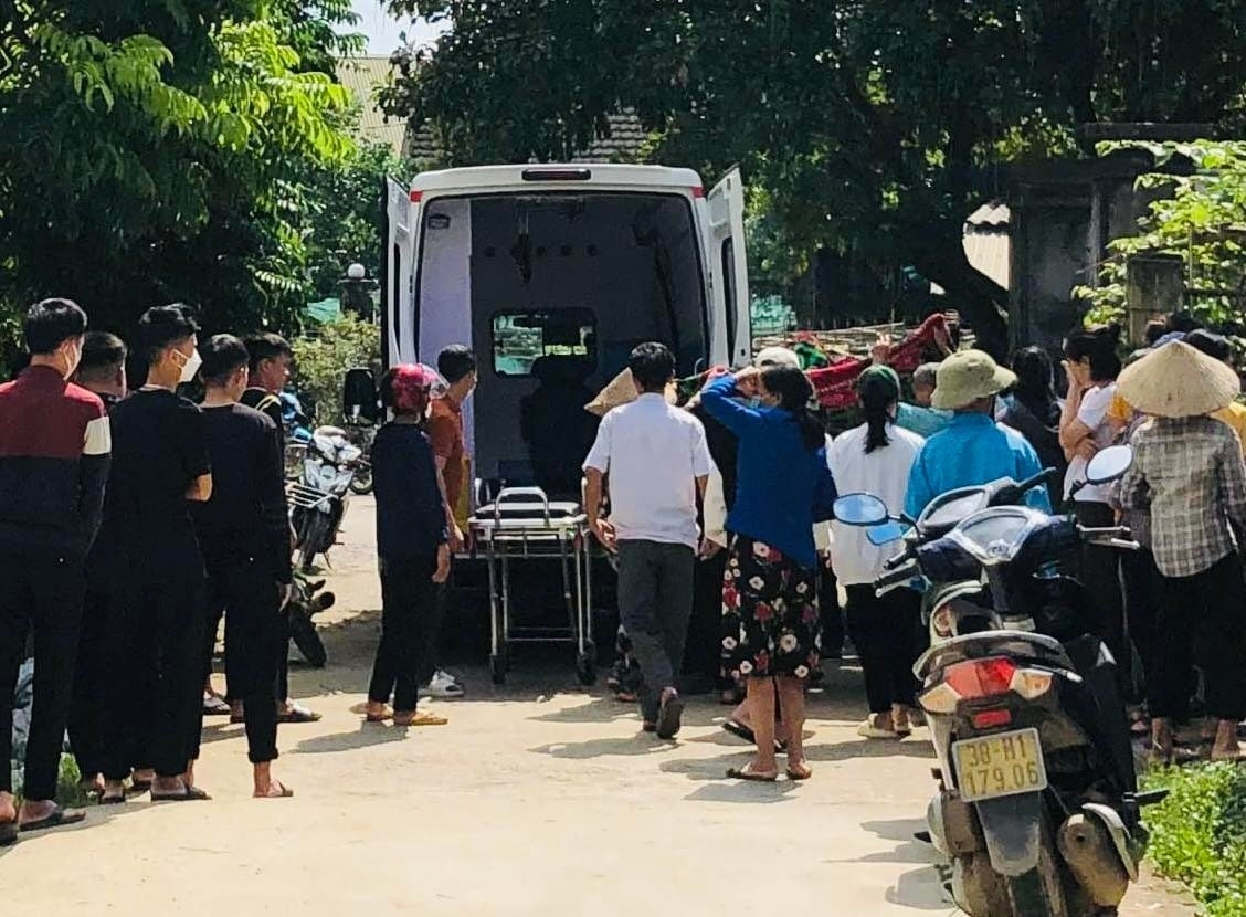  Nam sinh lớp 12 bị bạn cùng trường đâm tử vong trên đường đi học về: Trưa 11/10/2022, em Nguyễn Tiến Th., học sinh lớp 12G, Trường THPT Lý Chính Thắng trên đường đi học về, khi đi qua đoạn đường xã An Hòa Thịnh (huyện Hương Sơn, Hà Tĩnh) thì bị nam sinh cùng trường là Phan Quang Minh (học sinh lớp 11G) dùng hung khí đâm gục, bất tỉnh. Phát hiện sự việc, người dân đã nhanh chóng đưa Th. đi cấp cứu, song do vết thương quá nặng Th. đã tử vong.