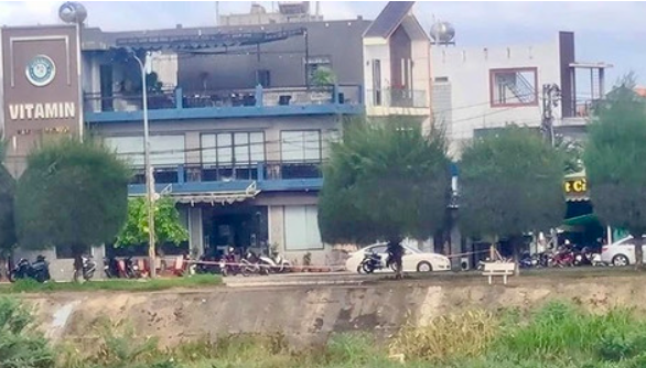  Đánh nhau vì mâu thuẫn, nam sinh đâm 2 bạn thương vong: Khoảng 21h ngày 20/10/2023, tại đường Tế Hanh (thị trấn Châu Ổ, huyện Bình Sơn, Quảng Ngãi), em L.Q.C (17 tuổi) dùng dao đâm U.Đ.K (16 tuổi) và N.B.L (16 tuổi). Hậu quả, em U.Đ.K tử vong do vết thương quá nặng, còn N.B.L bị thương nặng được đưa đi cấp cứu tại bệnh viện. Cả 3 em nói trên đều là học sinh tại các trường trên địa bàn huyện Bình Sơn. 