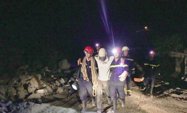 Đến 21h45 phút tối 19/7/2017, lực lượng Phòng Hướng dẫn - Chỉ đạo về Chữa cháy&amp; CNCH đã tìm thấy nạn nhân và đưa ra ngoài an toàn. Được biết, nạn nhân là Nguyễn H.A. (SN 1982, trú tại Thanh Xuân, Hà Nội). 