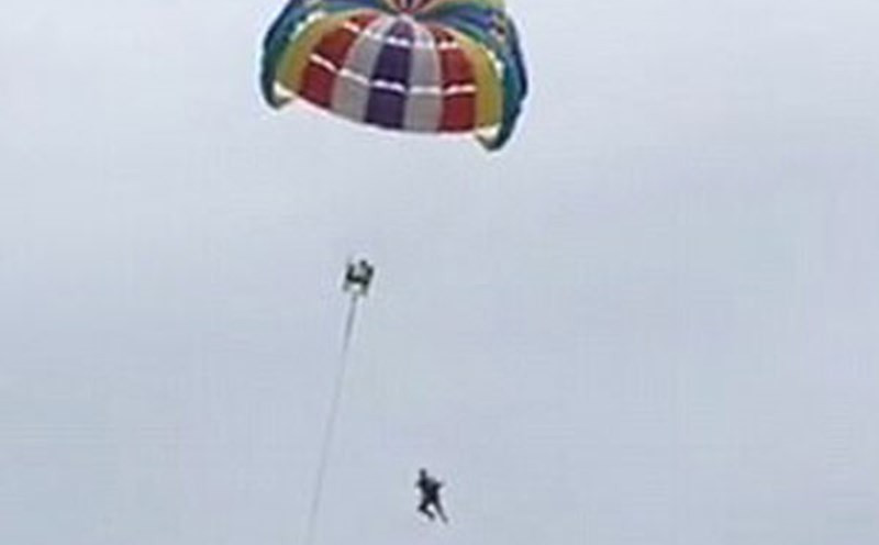  Chơi dù lượn, một du khách Hà Nội mất tích 6 giờ trong rừng: Chiều 19/7/2017, người dân phát hiện một nam thanh niên đang chơi dù lượn bị rơi tại phía Bắc rừng Đà Sơn thuộc mỏ đá Cẩm Khê, Đà Nẵng liền thông báo cho lực lượng Cảnh sát PCCC. Công tác tìm kiếm, cứu người được tiến hành rất khẩn trương vì lúc này trời đã tối nên CBCS Phòng Hướng dẫn- Chỉ đạo về chữa cháy sử dụng đèn trên xe cứu nạn cứu hộ chiếu sáng và dùng thêm pháo sáng phục vụ công tác tìm kiếm. 