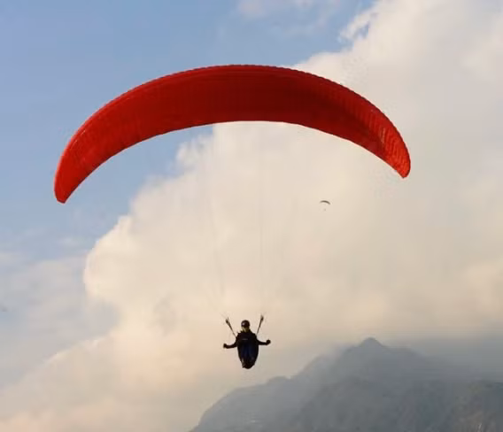  Nam phi công dù lượn gặp nạn ở độ cao 1.500 m: Tối 28/11/2023, Công an huyện Tân Uyên, tỉnh Lai Châu nhận tin báo của hội viên Hội dù lượn TP Hà Nội về việc phi công dù lượn Ngô Văn Đội (30 tuổi, trú xã Hiền Quan, H.Tam Nông, Phú Thọ) gặp nạn. Cụ thể, anh Đội thực hiện nội dung bay đường trường luyện tập, xuất phát lúc 11h30 ngày 28/11 tại bản Sì Thâu Chải. Khoảng 16h cùng ngày, anh Đội bay qua thị trấn Tân Uyên (huyện Tân Uyên) để về huyện Tam Đường thì bất ngờ dù bị sụp cánh, phải hạ cánh khẩn cấp trong rừng.