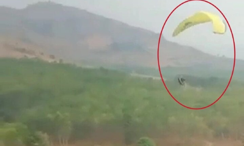 Theo clip người dân ghi lại, trong quá trình hạ cánh, cách mặt đất khoảng 20m, bất ngờ dù lượn của phi công này bị lệch, rơi xuống đất. Ngay sau đó, lực lượng cứu hộ đã có mặt đưa nạn nhân đi cấp cứu. Theo Bệnh viện Đa khoa tỉnh Kon Tum, phi công nhập viện trong tình trạng hôn mê sâu, bị đa chấn thương sọ não, chấn thương ngực, vỡ xương chậu. Nạn nhân đã tử vong sau đó khoảng 3 giờ.