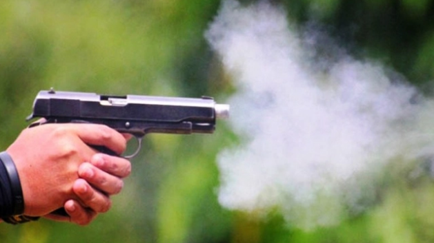 Tối 6/1/2006, trong bữa ăn, ông Vu bắt Phềnh phải đi đón bà Mỷ về nếu không sẽ đánh chết Phềnh, sau đó Phềnh bỏ nhà đi. Khoảng 1h sáng, Phềnh trở về thì ông Vu đã khóa cửa đi ngủ. Phềnh vì tức giận đã lấy khẩu súng bắn ông Vu, sau đó vác xuống mương nước, lấp xác rồi tìm cách xóa hết dấu vết tại hiện trường bằng cách san đất rồi cấy lúa lên. Khoảng một tuần sau, Phềnh đón bà Mỷ về nhà, lúc bà Mỷ hỏi đến ông Vu thì Phềnh chỉ nói là bố lấy quần áo bỏ đi. Bà Mỷ nghĩ rằng ông Vu đi vào với vợ cả ở Đắk Lắk... Với hành vi của mình Phềnh đã phải trả giá đắt trước pháp luật. (Ảnh minh họa, nguồn internet) 