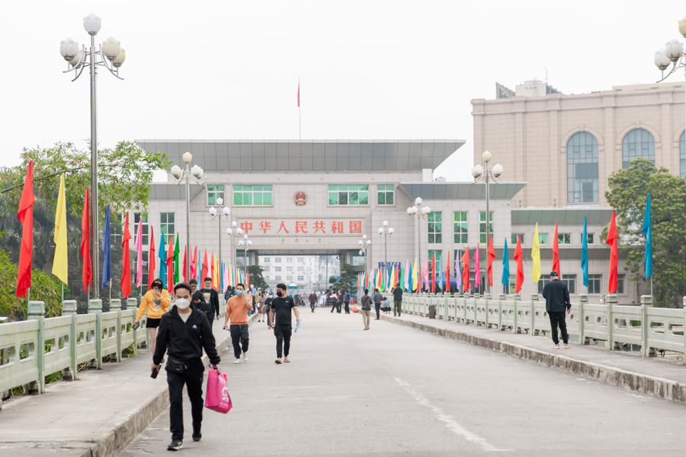 Từ thời điểm ông Vu "mất tích", anh em và gia đình cũng tìm kiếm ở nhiều nơi nhưng đều không có thông tin gì. Khi tìm hiểu quan hệ gia đình ông Vu, các trinh sát được biết, Phềnh đã có một gia đình đầm ấm nhưng cũng bỏ nhà đi lang thang, hay trộm cắp vặt và mua bán phụ nữ. Sau đó, Phềnh cũng đi vào Đắk Lắk và Phú Yên. Vào tháng 8/2008, Phềnh lấy cô Lê Thị Tuyết Nhung, 23 tuổi. Tết 2009, Thào Thị Súa vợ của Phềnh đã từ Phong Hải vào tỉnh Phú Yên tìm chồng nhưng Phềnh không về và đến 3/2009, Súa cũng bỏ đi mất tích. (Ảnh minh họa, nguồn internet) 