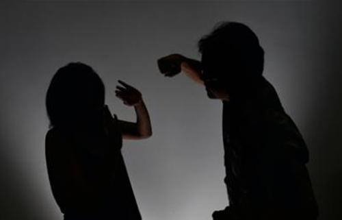 Ngày 15/9/2009, Phòng PC 14, Công an tỉnh Lào Cai ra quyết định khởi tố bị can đối với Phềnh về hành vi giết người. Theo lời khai của Phềnh, vụ việc bắt đầu từ mâu thuẫn trong gia đình. Ông Vu uống rượu vào thường hay đánh vợ và con. Trước hôm xảy ra vụ án, ông Vu say rượu có đánh bà Mỷ phải đưa đến Trạm xá xã Phong Hải điều trị. Tại đây, ông Vu đe dọa giết bà Mỷ. Vì sợ bố làm thật, Phềnh đưa mẹ lên ở nhờ nhà bác ở Simacai. (Ảnh minh họa, nguồn internet) 