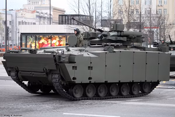 Xe chiến đấu bộ binh Object 695 dùng khung gầm bánh xích hạng trung Kurganets-25, trang bị module tháp pháo lắp pháo tự động 30mm cùng 4 tên lửa chống tăng.