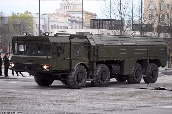 Xe phóng tự hành 9P78-1 của tổ hợp tên lửa đạn đạo chiến thuật – chiến dịch Iskander-M.