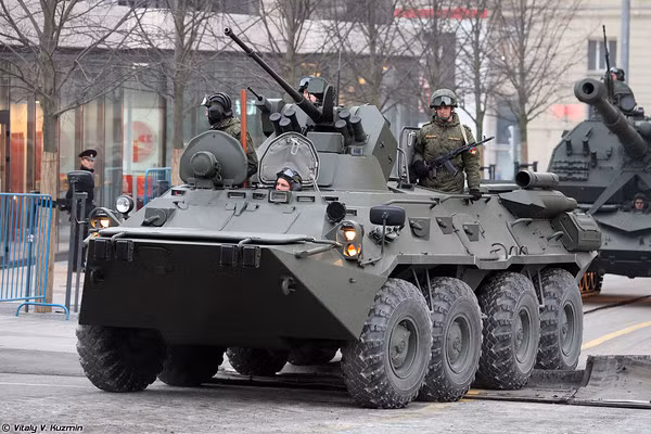 Sau mỗi một lần duyệt binh, chính quyền Moscow lại phải sửa đường do các vũ khí hạng nặng “cày nát” khi di chuyển vào thành phố.