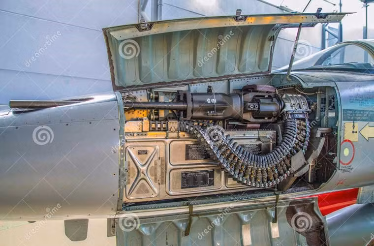 Ngoài ra còn một pháo tự động M39A2 20mm 2 nòng trong mũi, đạt tốc độ bắn tới 1.500 phát/phút, dùng đạn xuyên thép M53 cho khả năng chống thiết giáp hạng nhẹ với sức xuyên 6,3mm giáp thép đồng nhất cách 1.000m và góc chạm 0 độ.