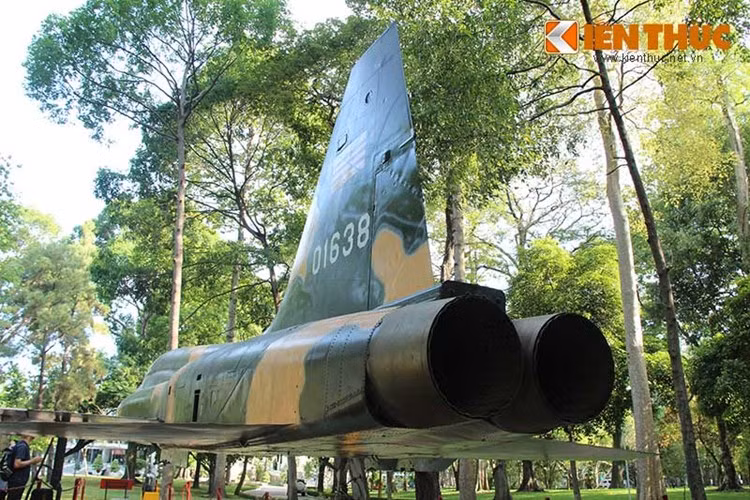 Khi cho MiG-23 cận chiến với F-5E kết quả thậm trí còn đáng thất vọng hơn nữa. Sự nhanh nhẹn khó tin của F-5E có thể trừng phạt bất cứ đối thủ nào. Ảnh ống phụt động cơ trên tiêm kích F-5E được phi công Nguyễn Thành Trung điều khiển lái ném bom Dinh Độc Lập ngày 21/4/1975.