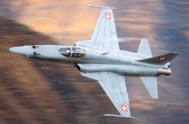 Tuy không được chính Không quân Mỹ sử dụng, thế nhưng F-5E sở hữu sức mạnh đáng gờm mà chính Liên Xô cũng phải thừa nhận. Theo cảm nhận của Anh hùng Liên Xô, đại tá Vladimir Kandaurov, một trong 3 phi công thử nghiệm lái chiếc F-5E (Việt Nam cung cấp) thì khi vừa tiếp xúc với máy bay đã thấy thiết kế buồng lái của máy bay rất thân thiện với phi công, có bàn đạp phanh mà ở Liên Xô lúc đó chỉ sử dụng cho xe tải hạng nặng, cách bố trí bảng điều khiền tuyệt vời, kính buồng lái được chế tạo bằng vật liệu quang học tốt, ngăn việc bị chói lóa trong mọi điều kiện… Nguồn ảnh: Airlines.net