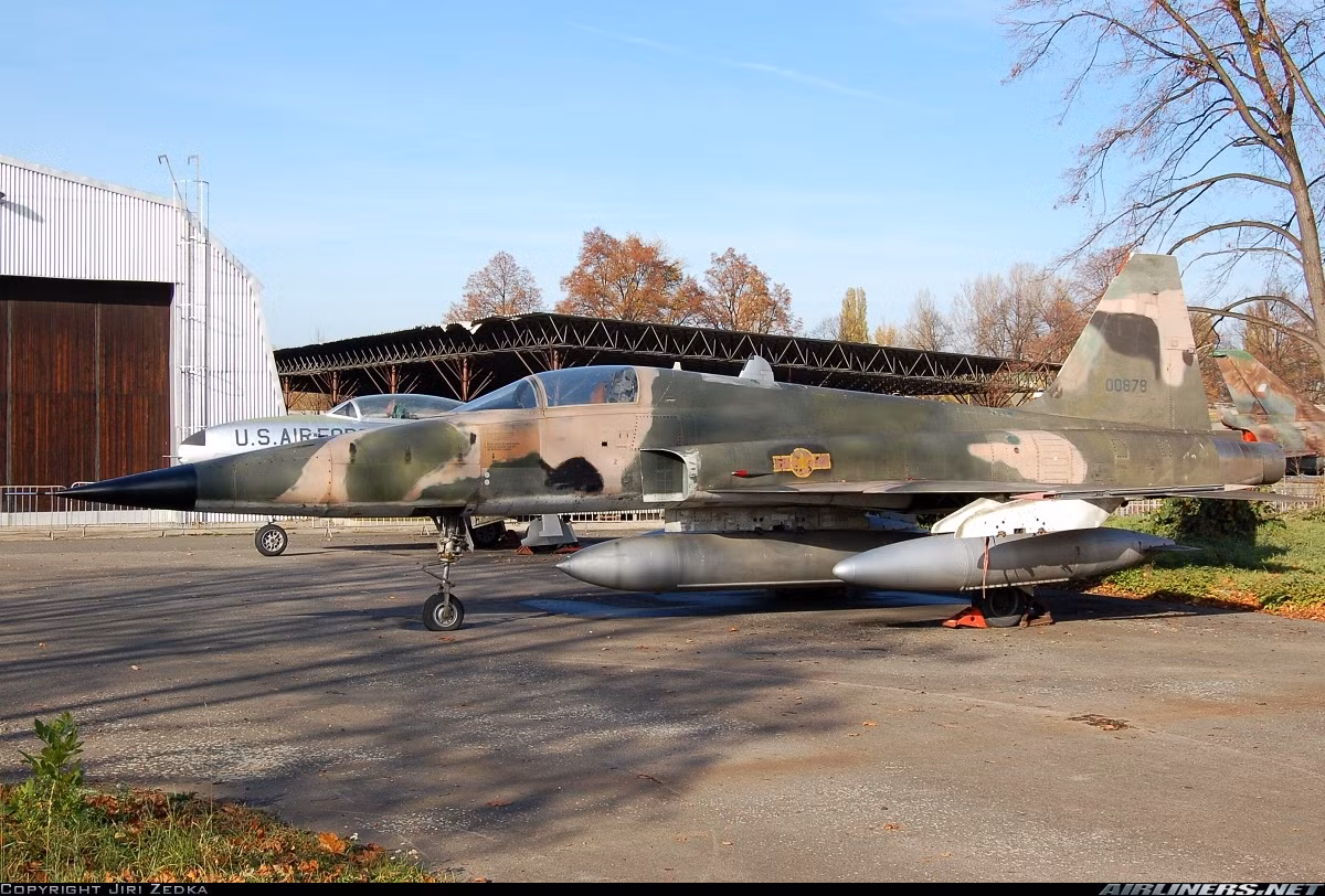 Tới năm 1978, chiến dịch biên giới Tây Nam trở nên ác liệt, chiến đấu cơ F-5A và A-37 không thể vươn tới các mục tiêu quan trọng ở phía Tây Campuchia, rất cần khôi phục F-5E để tham chiến. Chính vì vậy, Cục kỹ thuật Quân chủng Phòng không - Không quân đã nghĩ ra phương án sử dụng lốp F-5A còn rất nhiều trong kho để dùng cho F-5E. Nguồn ảnh: Airlines.net