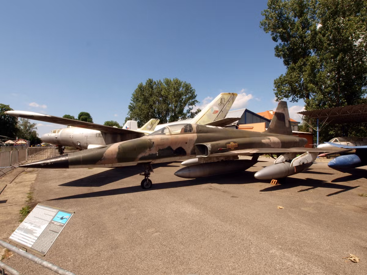 Tới giữa những năm 1980, đa số các máy bay tiêm kích F-5A và F-5E đã phải ngừng hoạt động do thiếu phụ tùng thay thế. Một phần trong số này được ta xuất khẩu bán sang các nước có nhu cầu dùng (có thể mua được phụ tùng) và bảo tàng thế giới, các nhà sưu tập tư nhân. Ngày nay, tiêm kích F-5 đã không còn phục vụ trong KQND Việt Nam những sự đóng góp của nó trong cuộc chiến tranh bảo vệ Tổ quốc Việt Nam Xã hội Chủ nghĩa sẽ còn được nhớ mãi. Nguồn ảnh: Airlines.net