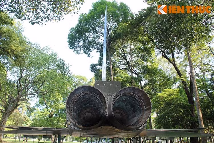 Cận cảnh cặp ống phụt của hai động cơ phản lực J85-GE-21B cung cấp lực đẩy khô 15,5kN và 22,2kN lực đẩy có đột phụ cho tốc độ tối đa ở mọi trần bay tới 1.700km, bán kính chiến đấu 700km, trần bay gần 16km, tốc độ leo cao 175m/s.