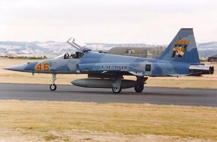 Máy bay tiêm kích F-5E Tiger II là thế hệ hai của dòng tiêm kích hạng nhẹ F-5 do công ty Northrop sản xuất vào đầu những năm 1970 nhằm giành hợp đồng Máy bay Tiêm kích Quốc tế (IFA) mà chính quyền Mỹ đưa ra lúc đó. Chúng được cung cấp rộng rãi cho đồng minh gồm cả VNCH, trong khi Không quân Mỹ chỉ dùng F-5E cho vai trò đóng giả máy bay MiG của Liên Xô phục vụ chương trình Top Gun và các chương trình huấn luyện phi công không chiến khác. Nguồn ảnh: Wikipedia