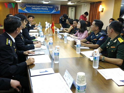 Trong khuôn khổ chuyến thăm, lực lượng quân đội 2 bên sẽ có cuộc trao đổi kinh nghiệm về công tác huấn luyện trên biển, chống cướp biển và bảo vệ môi trường biển. Trong ảnh, ngay sau lễ đón tiếp, 2 bên đã có buổi trao đổi trên tàu Badaro Hàn Quốc.