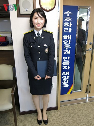 Nữ quân nhân trên tàu Badaro của Lực lượng Bảo vệ bờ biển Hàn Quốc.