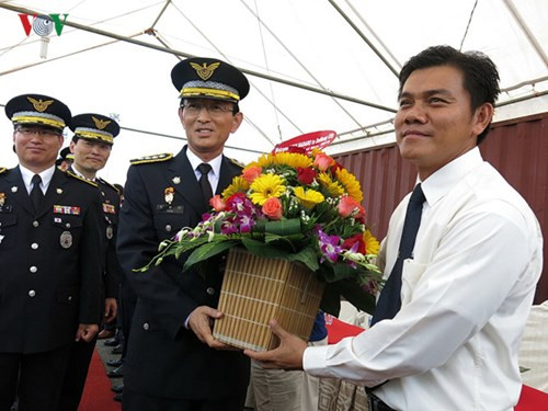 Tặng hoa cho Đại diện tàu Hàn Quốc tại cảng Tiên Sa.