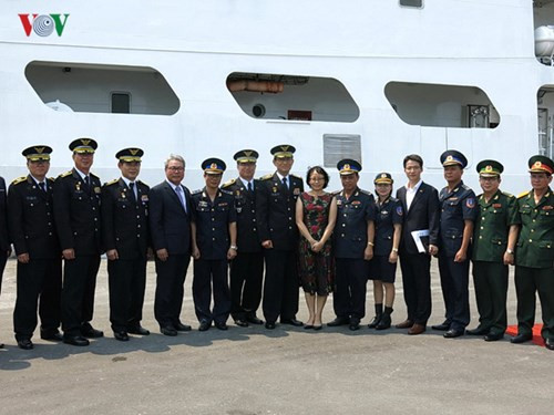 Trong chương trình thăm thành phố Đà Nẵng, các sĩ quan, thuỷ thủ tàu Huấn luyện Badaro đến chào xã giao Lãnh đạo UBND thành phố; giao lưu văn nghệ, thể thao với các sĩ quan Bộ Tư lệnh Vùng Cảnh sát biển 2 đóng tại huyện Núi Thành, tỉnh Quảng Nam. Trong ảnh, đại diện hai bên chụp hình lưu niệm.