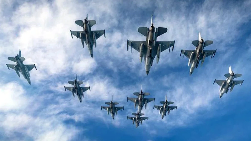 Theo báo cáo của tờ Eurasia Times (Ấn Độ), để giảm thiểu mối đe dọa từ các cuộc không kích của Nga, Quân đội Ukraine đã biến một phần đường cao tốc của nước này thành sân bay cất và hạ cánh tạm thời cho các máy bay chiến đấu. Ảnh: Bộ Quốc phòng Hà Lan.