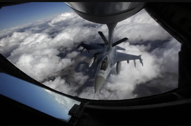 Vụ tai nạn của máy bay chiến đấu này càng khiến Ukraine nhận thức được lỗ hổng của máy bay F-16. Xét đến việc Quân đội Nga đang theo dõi chặt chẽ tiêm kích F-16, Ukraine đang thay đổi phương thức cất và hạ cánh của máy bay này. Ảnh: AP.