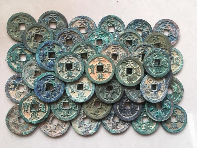 Tiền cổ Việt Nam được đúc bằng 2 nguyên liệu chủ yếu là đồng và kẽm. Trong đó, tiền đồng thông dụng nhất. Tiền kẽm chỉ xuất hiện ở Việt Nam từ thế kỷ 17 trở về sau.