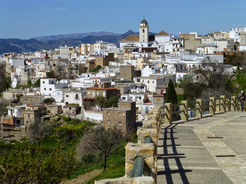 Thị trưởng Rubio ban hành một sắc lệnh ra lệnh cho cư dân “phải chăm sóc tối đa cho sức khỏe của bản thân và không được chết cho đến khi tòa thị chính thực hiện các bước cần thiết để sở hữu khu đất mới, nơi những người đã khuất có thể yên nghỉ”. Ảnh: Robanddebgotospain.