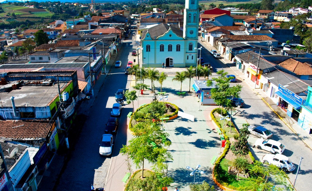  Biritiba Mirim, Brazil: Năm 2005, chính quyền thành phố Biritiba Mirim, Brazil, đề xuất luật cấm cái chết, do nghĩa trang địa phương đã ở mức tối đa 50.000 ngôi mộ. Thị trưởng thành phố, ông Roberto Pereira từng yêu cầu mở rộng đất nghĩa trang nhưng bị từ chối bởi các quy định về môi trường. Ảnh: Aktuelno.net.