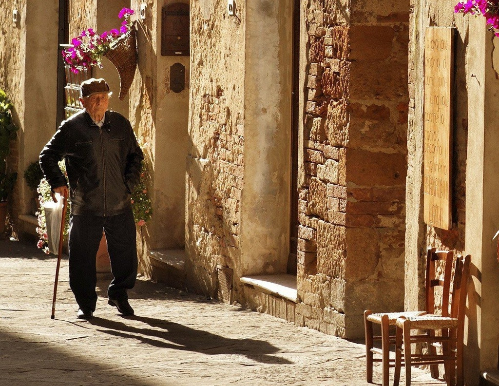  Sellia, Italy: Năm 2015, trong một nỗ lực để giải quyết tình trạng dân số ngày càng suy giảm và già hóa, Sellia, ngôi làng thời Trung cổ ở Italy, đã cấm người dân bị bệnh. Thị trưởng của thị trấn, Davide Zicchinella đã ký một nghị định không cho phép cư dân đổ bệnh. Họ cần đặt sức khỏe của bản thân lên hàng đầu. Ảnh: C.Rozay-Voyagevirtuel.