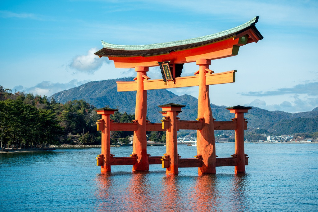  Itsukushima, Nhật Bản: Theo đức tin của người theo đạo Shinto (Nhật Bản), hòn đảo Itsukushima là nơi thiêng liêng, thần thánh với những ngôi đền thờ cổ. Cái chết và việc sinh con bị cấm trên hòn đảo này. Các nhà quản lý làm việc vất vả để đảm bảo không có bất kỳ ca tử vong nào xảy ra. Kể từ năm 1878 đến nay, cái chết không xuất hiện trên đảo Itsukushima. Ảnh: Wikipedia.