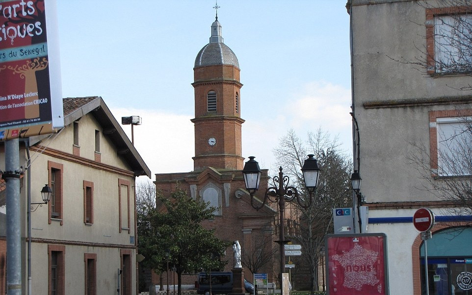  Cugnaux, Pháp: Thuộc tỉnh Haute Garonne, miền tây nam nước Pháp, Cugnaux đã cấm cái chết vào năm 2007, khi tổng chỗ trống còn lại trong nghĩa trang chỉ còn 17 chỗ và chính quyền địa phương không được phép xây một nghĩa trang mới. Tuy nhiên, sau đó thị trấn có khoảng 17.000 cư dân này đã được cấp quyền mở rộng nghĩa trang địa phương. Ảnh: Wikipedia.