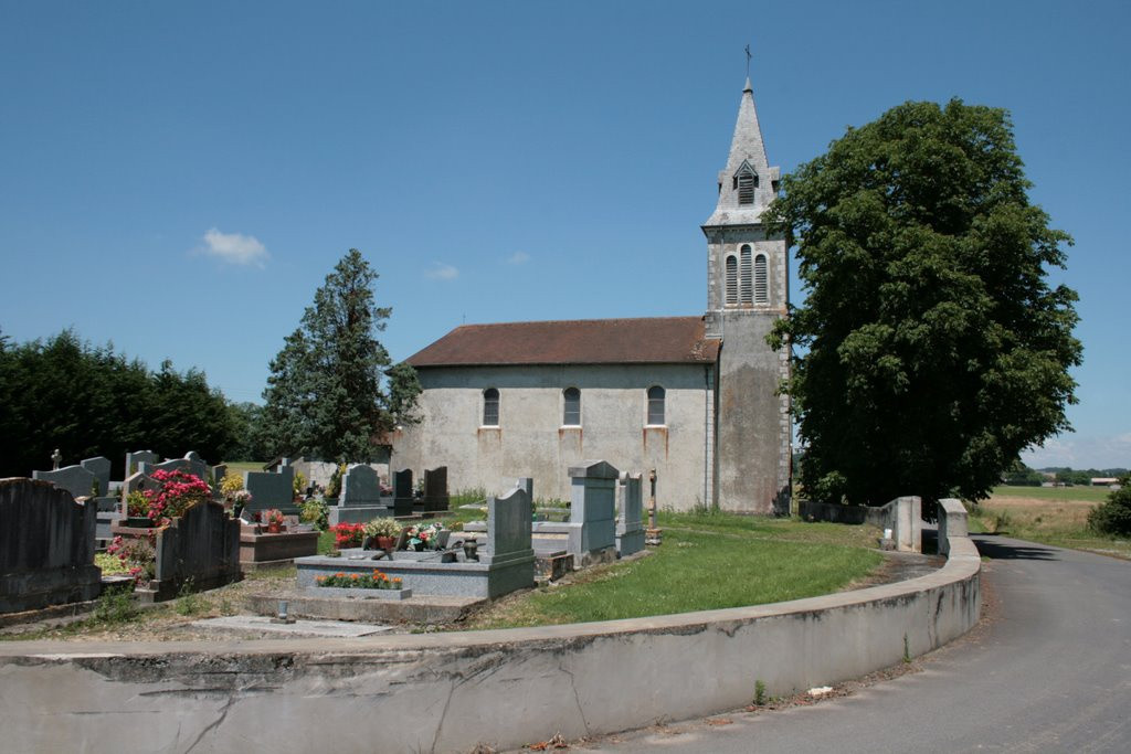 Thị trưởng Gerard Lalanne cảnh báo sẽ có hình phạt nghiêm với những người vi phạm luật. Vì vậy, để đảm bảo người thân trong gia đình được yên nghỉ, người dân ở đây chọn giải pháp tìm một nơi khác để chôn cất người đã mất. Ảnh: ProXiti.