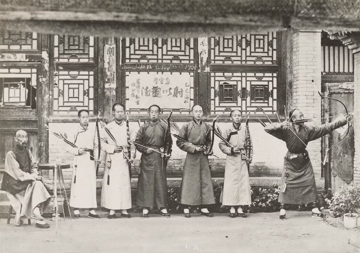 Các đại nội thị vệ cũng phải đảm bảo sự sạch sẽ, không được phép đổ mồ hôi để tránh làm ảnh hưởng tới các chủ tử. Mùa hè, tầng lớp này sẽ được cấp nhiều đá viên. Những viên đá làm mát này sẽ được đặt trong bong bóng heo (bóng đái của lợn) đã được làm sạch, sau đó đeo trực tiếp bên người để liên tục làm mát cơ thể. 